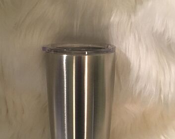 20oz Traditional tumbler with clear rubber lid on